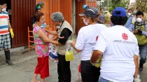 Voluntarios del Arzobispado de Lima y Cáritas Lima ayudando a damnificado de San Juan de Lurigancho / Crédito: Arzobispado de Lima