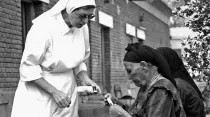 Una religiosa entrega un medicamento a una leprosa. Foto: Flickr Jasmin Bauomy CC-BY-ND-2.0