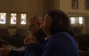 Dani y Doug Larion. Captura de video de Youtube Diu00f3cesis de Lansing 