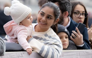 Fotografu00eda de una mujer en la Audiencia General de este miu00e9rcoles. Cru00e9dito: Daniel Ibu00e1u00f1ez/ACI Prensa 