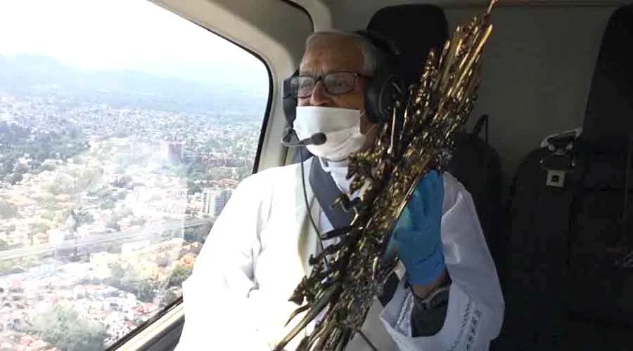 Coronavirus: Sacerdote de 90 años bendice Ciudad de México con el Santísimo en helicóptero