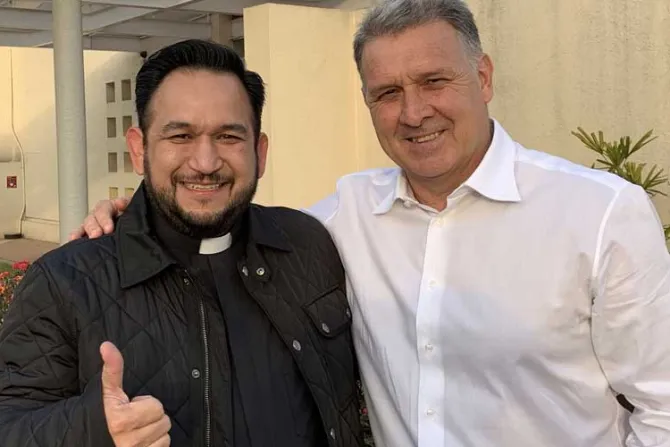 Así recibió la bendición de un sacerdote el nuevo técnico de la selección de México