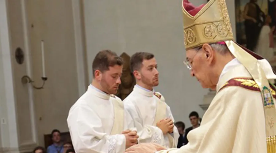 Hermanos gemelos reciben ordenación sacerdotal el mismo día