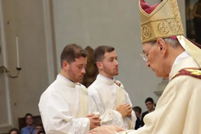 Hermanos gemelos reciben ordenación sacerdotal el mismo día