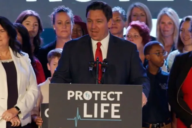 Gobernador de Florida firma ley que prohíbe aborto luego de las 15 semanas de embarazo