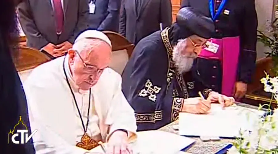 El Papa Francisco y el Papa copto Tawadros II firman la declaración. Captura Youtube CTV?w=200&h=150