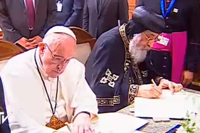 Papa Francisco y líder copto ortodoxo toman importante decisión sobre bautismo de fieles