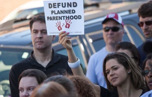 Manifestaciu00f3n exigiendo que se corte el financiamiento con fondos pu00fablicos a Planned Parenthood. Foto: American Life League (CC-BY-NC-2.0) 