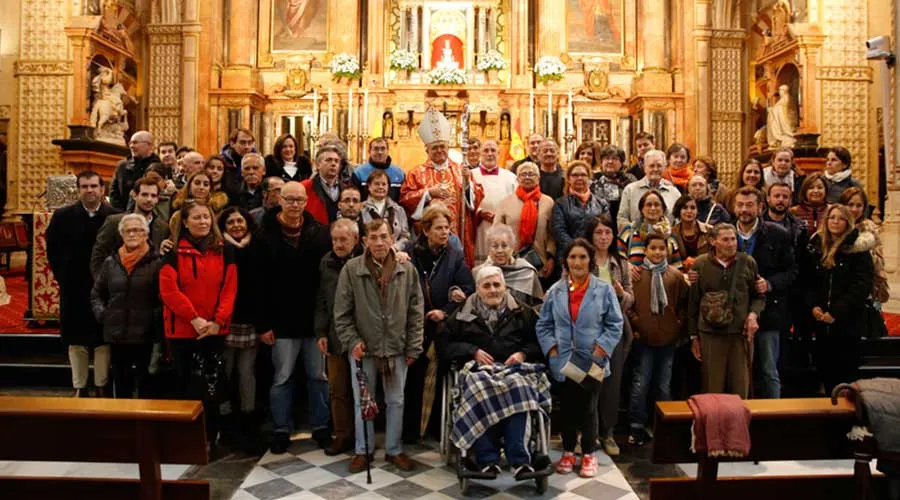 Mons. Demetrio Fernández y asistentes a la Misa por la Jornada Mundial de los Pobres en la Catedral de Córdoba. Crédito: Diócesis de Córdoba.?w=200&h=150