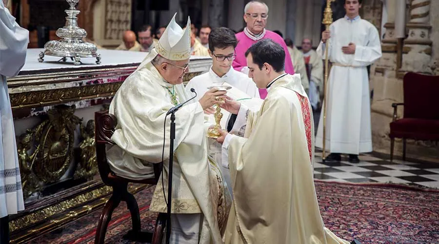 Mons. Demetrio Fernández en ordenación de nuevos sacerdotes, el 28 de septiembre. Crédito: Diócesis de Córdoba.