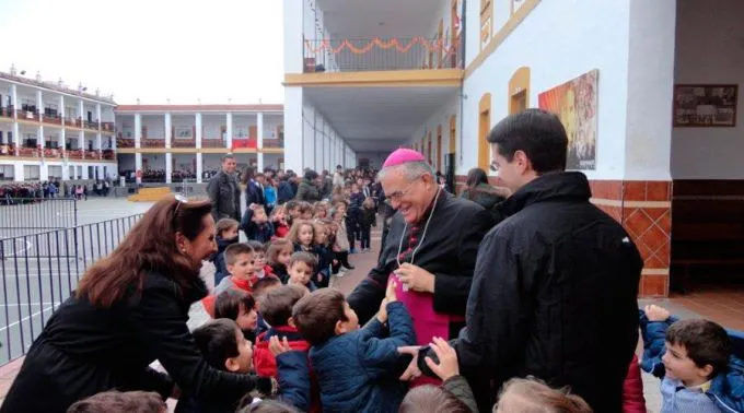 Mons. Demetrio Fernández, Obispo de Córdoba, visitando un colegio. Foto: Diócesis de Córdoba?w=200&h=150