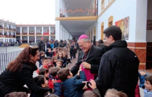 Mons. Demetrio Fernu00e1ndez, Obispo de Cu00f3rdoba, visitando un colegio. Foto: Diu00f3cesis de Cu00f3rdoba 