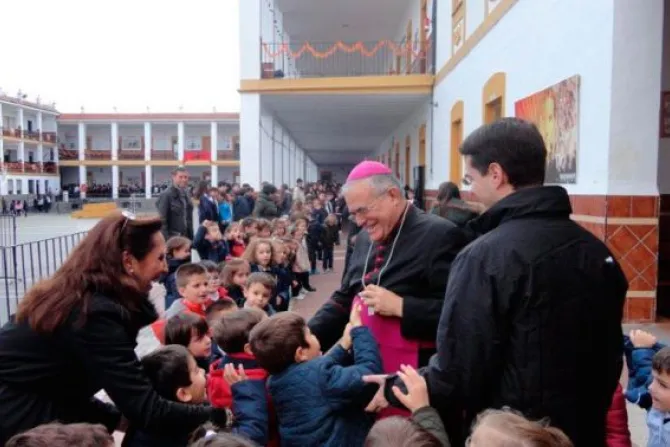 Junta de Andalucía “acosa” al Obispo de Córdoba por visitar colegios