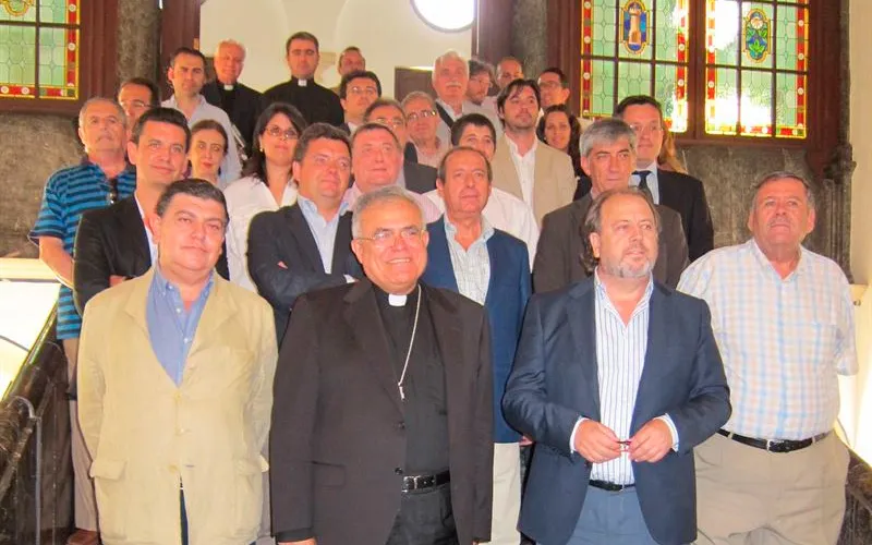 Mons. Demetrio Fernández con los comunicadores (Foto Europa Press)?w=200&h=150