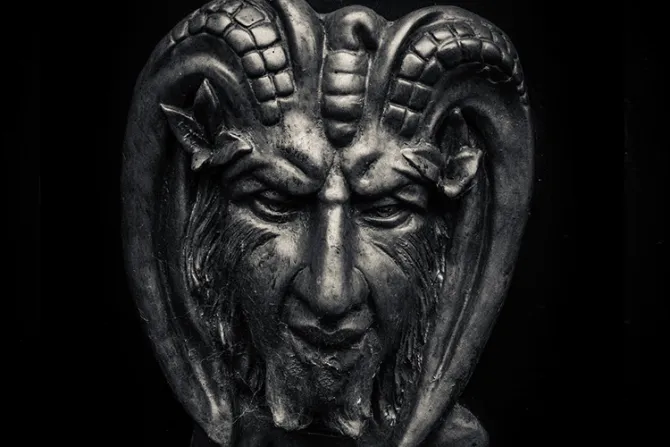 Instalan estatua del demonio en ciudad de España