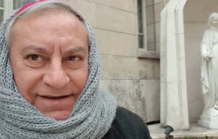 Mons. Denys Antoine Chahda, Arzobispo de Alepo (Siria), fuertemente abrigado a causa del intenso fru00edo en la regiu00f3n. Cru00e9dito: Cortesu00eda. 