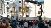 Momento en que se derriba la cruz. Foto: Margarita Lucena / Diócesis de Córdoba