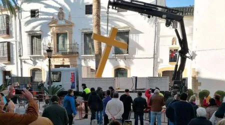Tiran a un vertedero cruz derribada por autoridades comunistas en España