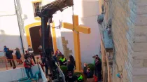 Momento del derribo de la cruz. Foto: Margarita Lucena / Diócesis de Córdoba