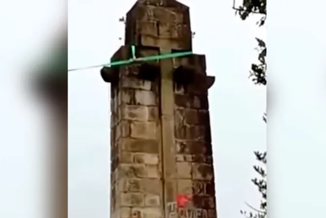 VIDEO: Se reúnen para derribar una cruz y esta les cae encima