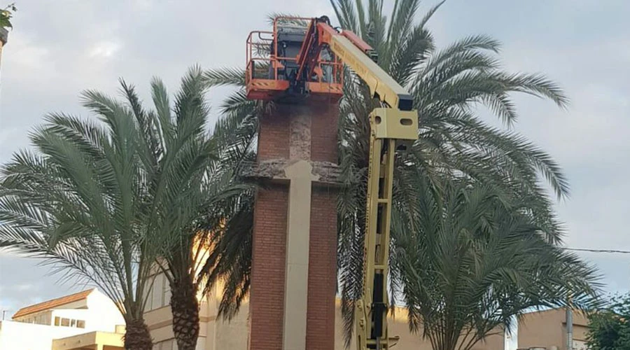 Momento del derribo de la Cruz de los Caídos de Vall d’Uixo, Castellón (España). Foto: Twitter AEAC. ?w=200&h=150