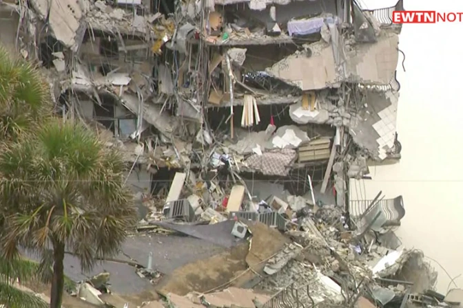 Iglesias acogen funerales de víctimas de derrumbe del condominio en Miami