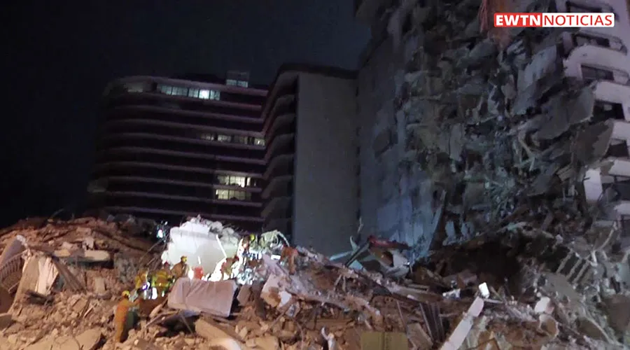 Colapso parcial de un condominio de 12 pisos en Miami. Créditos: EWTN Noticias