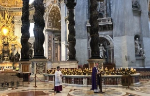 Cardenal Mauro Gambetti celebra el acto de reparaciu00f3n en San Pedro. Cru00e9dito: Almudena M-B/ACI Prensa 