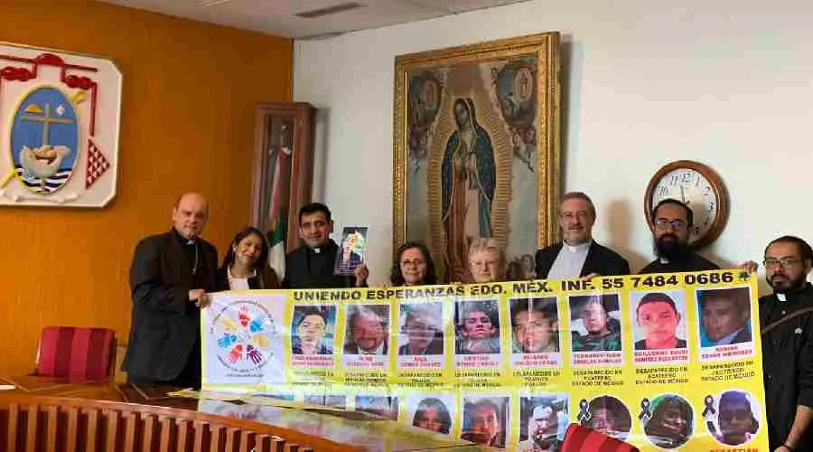 Mons. Francisco Javier Acero junto a las madres de los desaparecidos y sacerdotes. Crédito: Cortesía Mons. Acero?w=200&h=150