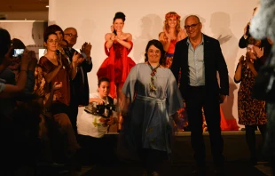 Isabel Garcu00eda, Diseu00f1adora Jefe de Lady Isabel Design junto con Antonio Ramos, modisto, en un momento del desfile. Foto: Cortesu00eda Lady Isabel Design.   