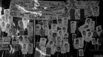 Mural con mensajes y fotos de desaparecidos. Foto: Sofía González (CC BY-NC-ND 2.0)