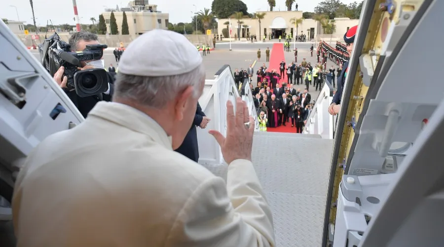 Despedida del Papa en el aeropuerto de Malta. Crédito: Vatican Media?w=200&h=150