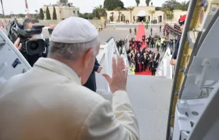 Despedida del Papa en el aeropuerto de Malta. Crédito: Vatican Media 