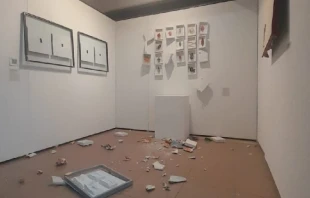 Destrozos en la muestra de arte. Cru00e9dito: Personal de Radio U - UNCUYO 