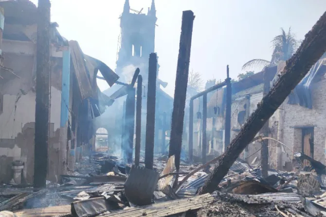 Junta militar de Myanmar incendia iglesia católica y decenas de casas de cristianos