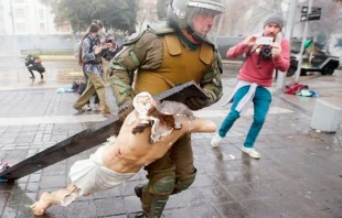 Manifestantes destruyen imagen de Cristo crucificado / Foto: Iglesia.cl 