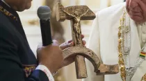 El Cristo sobre la hoz y el martillo que le dio Evo Morales al Papa. Foto: L'Osservatore Romano