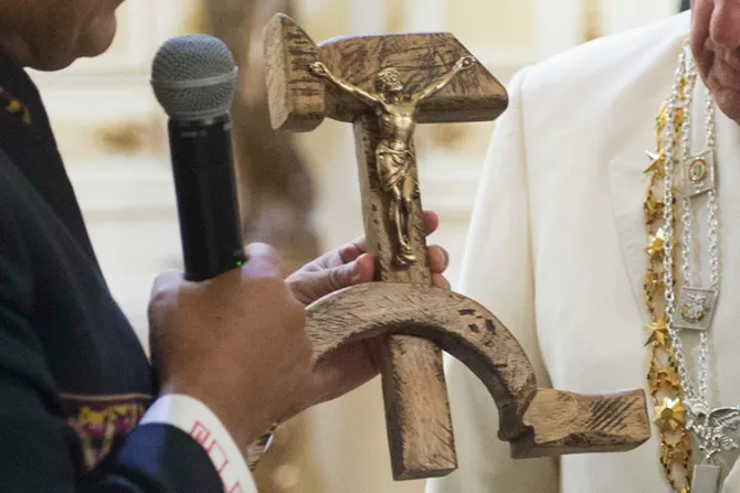 P. Lombardi: El Papa desconocía existencia de Cristo sobre hoz y martillo que le dio Evo