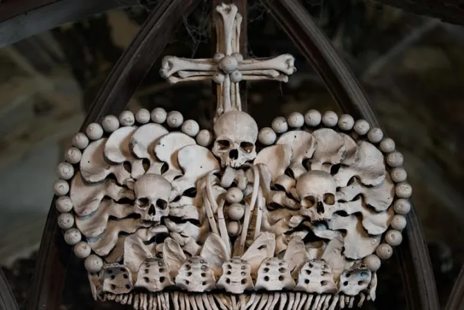 Con cruces y calaveras estos religiosos recuerdan la muerte todos los días
