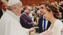El Papa Francisco con una pareja de recién casados. Crédito: Cortesía Jimena Álvarez