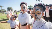 Niñas con los rostros pintados participan en celebración del Día de los Muertos en Los Ángeles. Foto: Arquidiócesis de Los Ángeles.