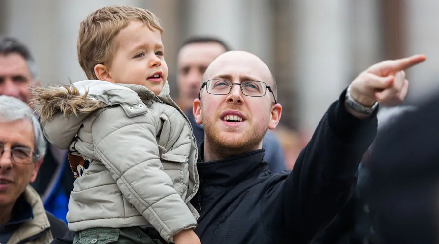 Un padre asiste con su hijo al rezo del Ángelus en la Plaza de San Pedro del Vaticano. Foto: Lucía Ballester (ACI Prensa)