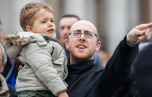 Un padre asiste con su hijo al rezo del u00c1ngelus en la Plaza de San Pedro del Vaticano. Foto: Lucu00eda Ballester (ACI Prensa) 