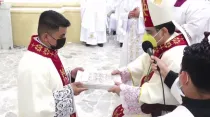Raúl Antonio Vega González el día de su ordenación diaconal recibiendo el Evangeliario de manos de Mons. Rolando Álvarez. Crédito: Diócesis de Matagalpa