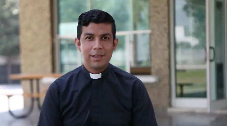 Joven dejó las pandillas y será ordenado sacerdote dentro de una cárcel [VIDEO]