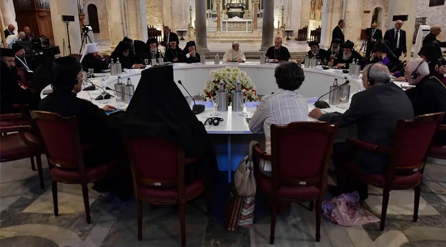 El Papa reunido con los Patriarcas en Bari. Foto: Vatican Media