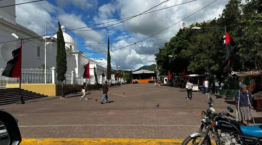 Las banderas de la dictadura sandinista frente a la Catedral de Matagalpa. Crédito: Cortesía Martha Patricia Molina?w=200&h=150