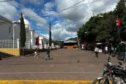 Dictadura coloca banderas sandinistas frente a catedral de obispo preso en Nicaragua
