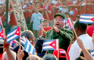 Fidel Castro en mitin con el pueblo cubano, el 1 de mayo de 2005 / Cru00e9dito: Licencia de documentaciu00f3n libre de GNU 