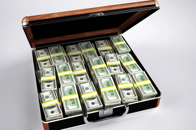 Acusan a obispo por robar 140 mil dólares a anciana